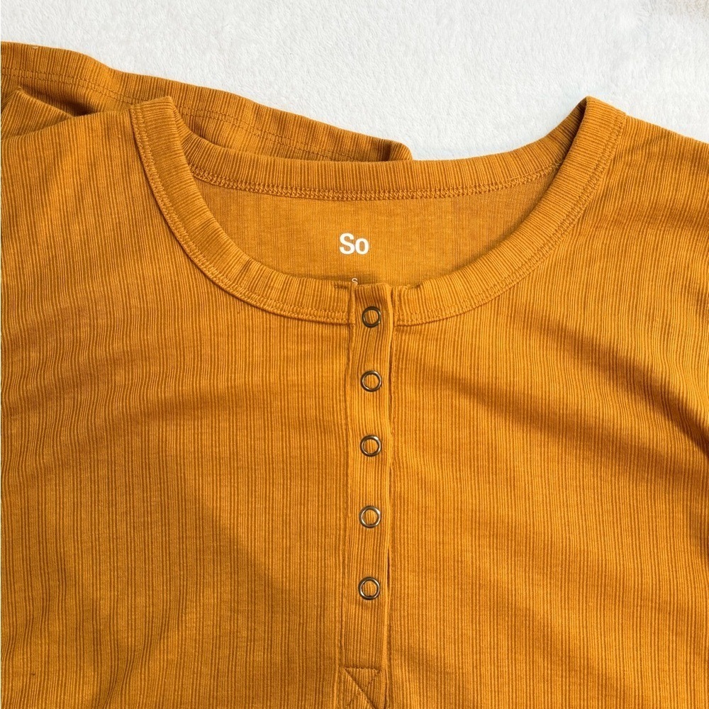 SO Brand Mustard Yellow Ribbed Henley Long Sleeve Hi-Low Top NWT S - Picture 4 of 4
